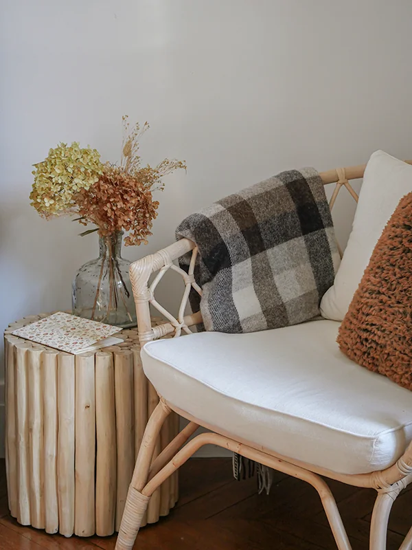 coin fauteuil avec plaid et fleurs séchées