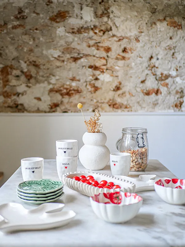 table garnie de nourriture et vaisselle dans la cuisine
