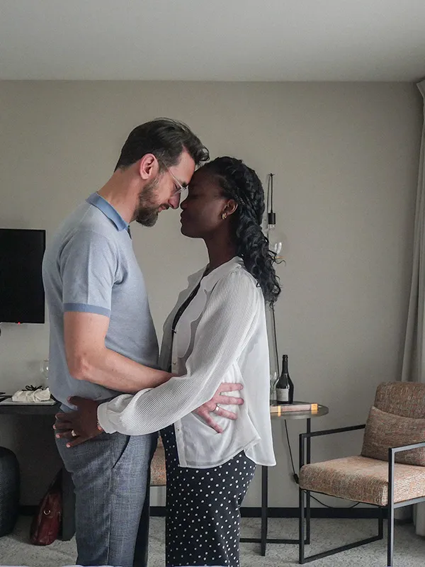 un couple se caline tendrement